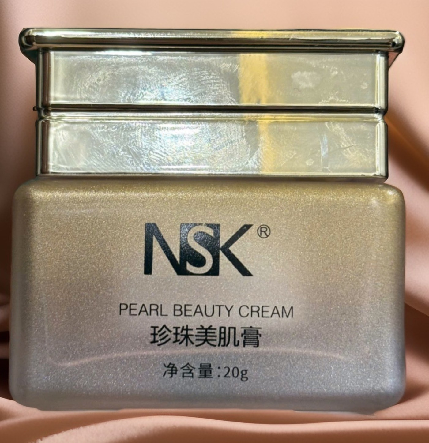 Tên sản phẩm: KEM TUYẾT NGỌC TRAI Thành phần đầy đủ: In bao bì sản phẩm Công dụng: Kết hợp bột ngọc trai và tinh chất đặc biệt giúp làn da rạng rỡ, mịn màng và tinh tế, sáng da Hướng dẫn sử dụng: Làm sạch bề mặt da bằng sữa rửa mặt NSK, thoa một lượng kem vừa đủ lên bề mặt da. Thoa cho đến khi kem ngấm đều trên da. Sử dụng sáng và tối. Lưu ý khi sử dụng: Vui lòng giữ ở nơi khô mát để tránh ánh nắng mặt trời. Nhập khẩu và phân phối: CÔNG TY TNHH THƯƠNG MẠI DỊCH VỤ HỘI HỢP Số 148 đường Nguyễn Thị Minh Khai, Phường Hội Hợp, Thành phố Vĩnh Yên, Tỉnh Vĩnh Phúc, Việt Nam SĐT: 0942270444 Xuất xứ: Trung Quốc Nhà sản xuất: Guangzhou Kang Cosmetics Pharmaceutical Biotechnology Co., Ltd Địa chỉ sản xuất: No.3, Xin bei Heng Road, Jianggao Town, Baiyun District, Guangzhou City, China. Ngày sản xuất (NSX) và hạn sử dụng (HSD):In trên bao bì Số công bố tiêu chuẩn sản phẩm mỹ phẩm của Bộ Y Tế: 237746/24/CBMP-QLD Số lô sản xuất: xem trên sản phẩm Thể tích thực: 20g